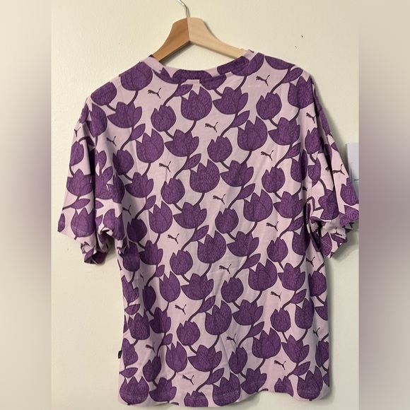 The Puma ESS+ Blossom AOP women's short-sleeved T-shirt. - Picture 4 of 9